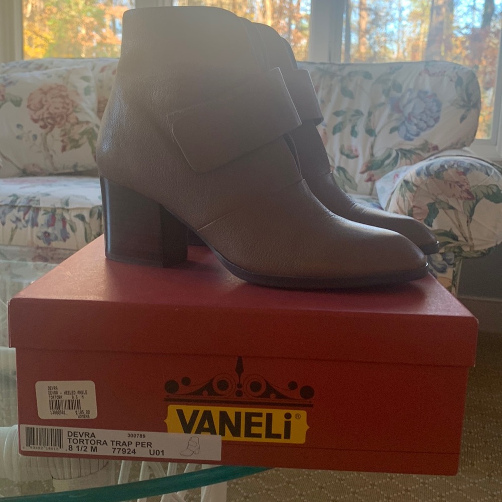VanEli cute fall boots- no signs of wear